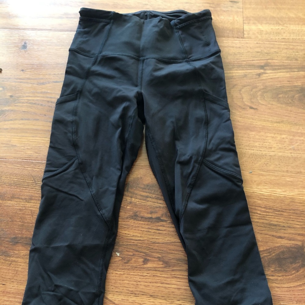 Lululemon crop legging with mesh size 2